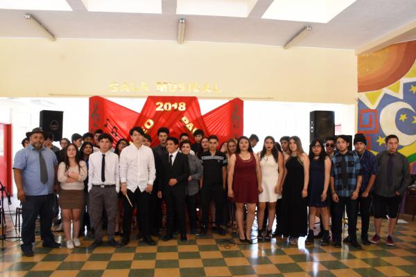 Izquierda Profesor Mario Guerrero junto a sus estudiantes